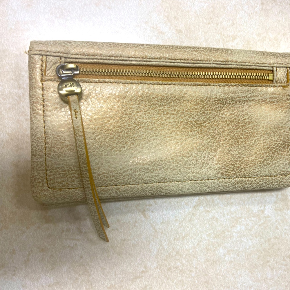 Hobo Wallet
Lumen Continental Wallet